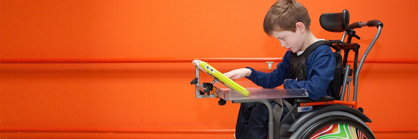 jongen in rolstoel Zorgfotograaf jongen met rolstoel