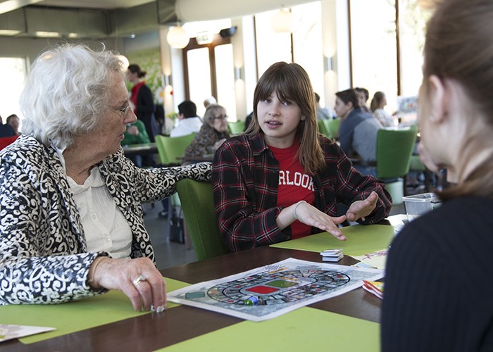 Jong en oud spelen een gezelschapsspel 