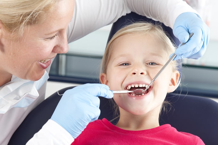 meisje in tandarts stoel Zorgfotograaf meisje in tandarts stoel