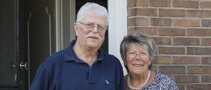 zorgfotograaf legt ouderen vast bij voordeur