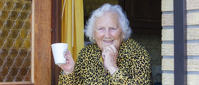 Zorgfotograaf Kwetsbare leeftijdsgroep kwetsbare ouderen oude mevrouw bij deur